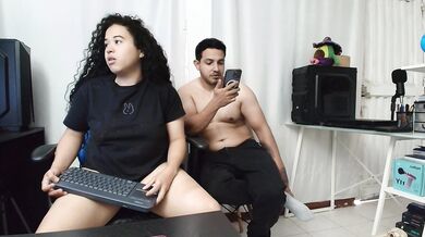 ema siempre esta cachonda quiere mi polla en la oficina