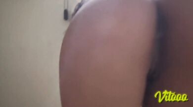 Big-assed, natural-bodied woman moving because she wants semen