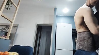 Утро в этой квартире начинается не с кофе. Пока Хелен вовсю хозяйничает на кухне, Джонни выходит из душа и решает, что горячий перекус может подождать