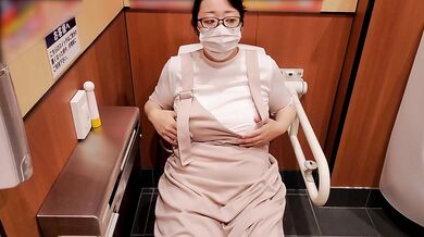 トイレの中でイヤらしくオナニーする人妻