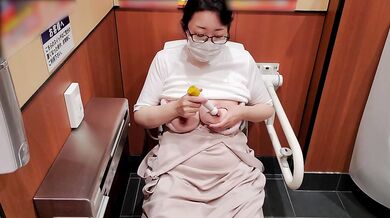 トイレの中でイヤらしくオナニーする人妻