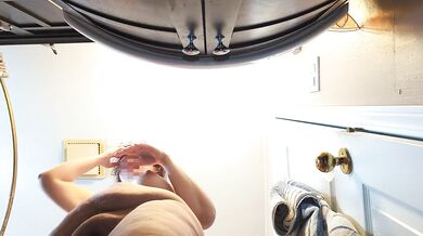 Pussy viewed from underneath a MILF while she get ready