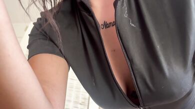 Culona de hermosos tatuajes y coño apretado baila sexy mientras se prueba leggings para el gym Fetiche Amateur voyeur cuckold
