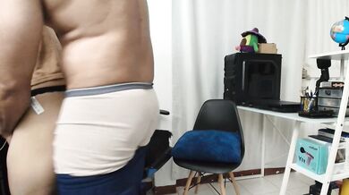 compañera de trabajo juega con mi polla en la oficina