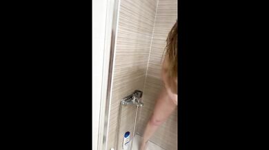ME FOLLO EN LA DUCHA Y EN LA CAMA