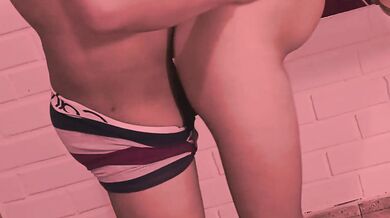 Me visto para ir al motel con hijastro de mi amiga para enseñarle el arte del sexo