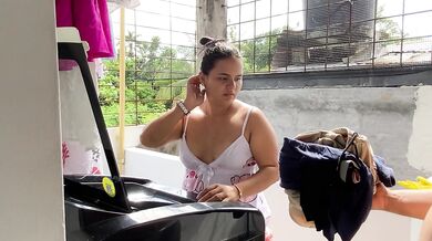Madrastra tiene sexo con su hijastro mientras el padrastro no está en casa