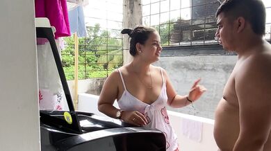 Madrastra tiene sexo con su hijastro mientras el padrastro no está en casa