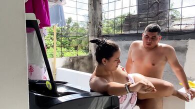 Madrastra tiene sexo con su hijastro mientras el padrastro no está en casa