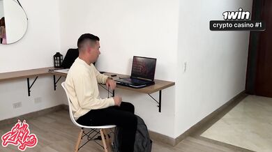 Pillo al técnico informático masturbándose con mis vídeos y acaba follándome mi gran culo latino - Devil Khloe