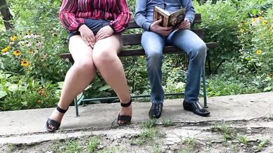 Stepmom with a huge ass pees nearby