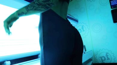 Girl let’s a stranger control her Lovense toy while she uses the tanning bed