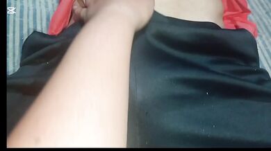 Latina caliente le hace paja a la verga grande y dura de su HIJASTRO hasta correrse mucho semen