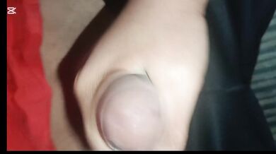Latina caliente le hace paja a la verga grande y dura de su HIJASTRO hasta correrse mucho semen