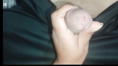 Latina caliente le hace paja a la verga grande y dura de su HIJASTRO hasta correrse mucho semen