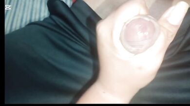 Latina caliente le hace paja a la verga grande y dura de su HIJASTRO hasta correrse mucho semen
