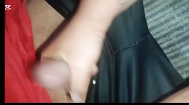 Latina caliente le hace paja a la verga grande y dura de su HIJASTRO hasta correrse mucho semen