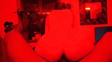 Je le chevauche sur la table de massage