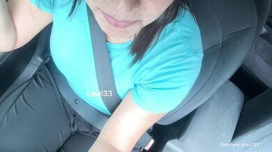 En mi auto portándome mal Mi azul @lavil33