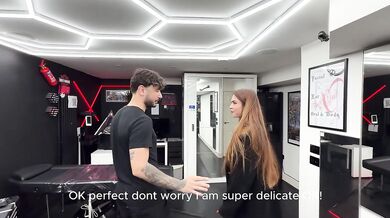 Dal TATUATORE...il conto viene PAGATO CON L'ANALE quando il pagamento non passa! (Dialoghi in Italiano SUB ENG)