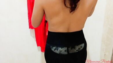 dia pakai baju yang warna hitam, mungkin tidak tahu baju warna merah ada spermaku