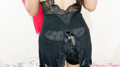 dia pakai baju yang warna hitam, mungkin tidak tahu baju warna merah ada spermaku