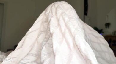 sharing a bed with my sister's BFF