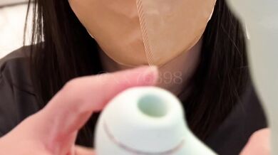 Massive Squirting MILF｜“Feels Like a Real Cock!” Vibrator & Clit Suction Toy Make Her Spray Uncontrollably