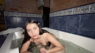 Seduzco a mi vecino de hotel en el jacuzzi mientras mi pareja no está en la habitación. No creerás como terminó!