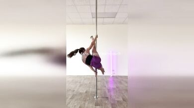 Oopsie! I Forgot My Panties for This TikTok Dance & Flashed My Bare Slit