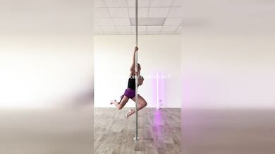 Oopsie! I Forgot My Panties for This TikTok Dance & Flashed My Bare Slit