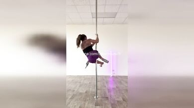 Oopsie! I Forgot My Panties for This TikTok Dance & Flashed My Bare Slit