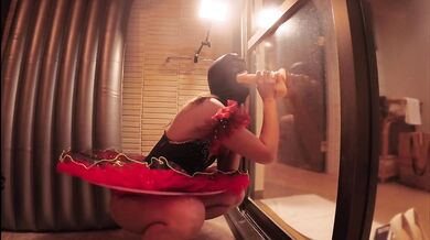 バレエダンサー　ステージ衣装でフェラチオ