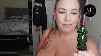 Milf stretches pussy with glass dildo