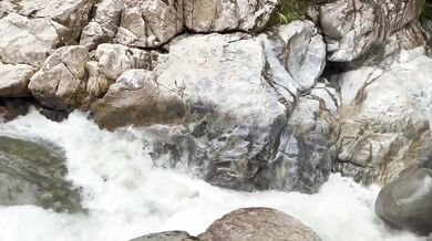 Estábamos en una excursión y me la llevé a un lugar donde no la pudieran escuchar para abusar de ella..