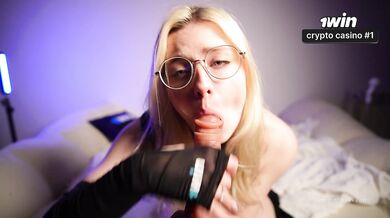 Luxurious blonde masturbates her wet vagina