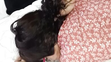 Suri se le ve buen culo puesta de perrito para recibir sus cogidas