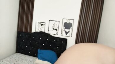 ME DEJA JUGAR CON SU COÑO PELUDO EN SU CAMA LA CUÑADA