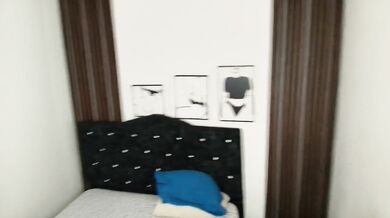 ME DEJA JUGAR CON SU COÑO PELUDO EN SU CAMA LA CUÑADA