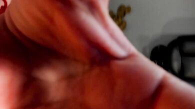 POV - chica traviesa hace su primer anal sola