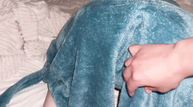 I hid under the blanket to pretend to be my stepbrother's girlfriend, he didn't notice and he fucked my pink pussy, how lucky I am to be 18