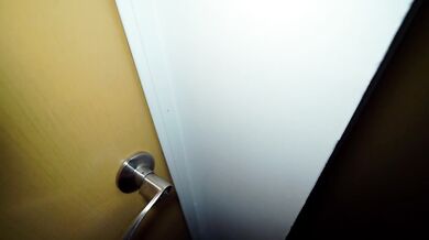 ENTRO EN LA HABITACIÓN DE MI CUÑADITA Y LA ENCUENTRO CON SU UNIFORME!!
