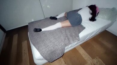 ENTRO EN LA HABITACIÓN DE MI CUÑADITA Y LA ENCUENTRO CON SU UNIFORME!!