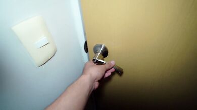 ENTRO EN LA HABITACIÓN DE MI CUÑADITA Y LA ENCUENTRO CON SU UNIFORME!!