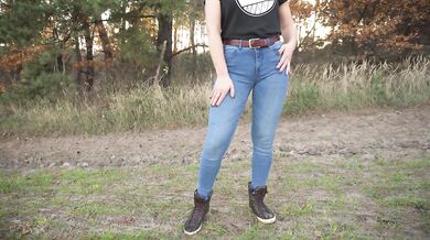 Stepsis Teases Cameltoe Pussy In Blue Jeans Outdoors