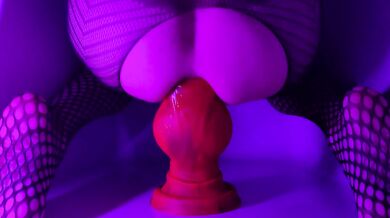 Doggystyle Anal – Wall Mounted Big Knot Dildo Insertion