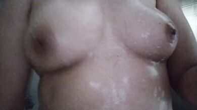 Me ducho las Tetas pequeñas Calientes que caben en tu boca