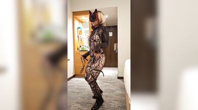 Milf plays with Dildo
