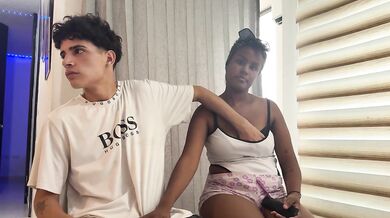 Me aprovecho que mi mujer no me ve, para cogerme duro a su amiga