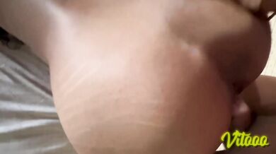 Latina with a natural body fucking like crazy until she receives his semen